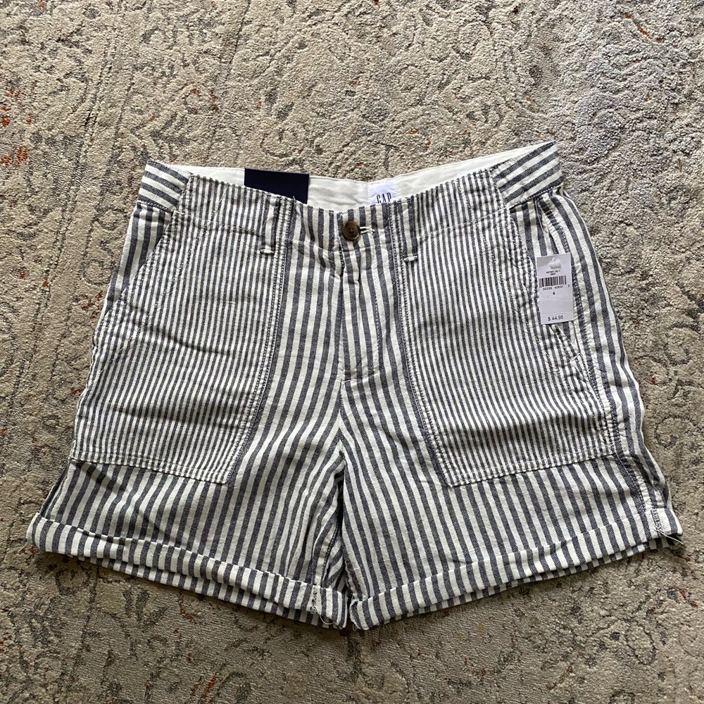 Gap shorts NWT size 6